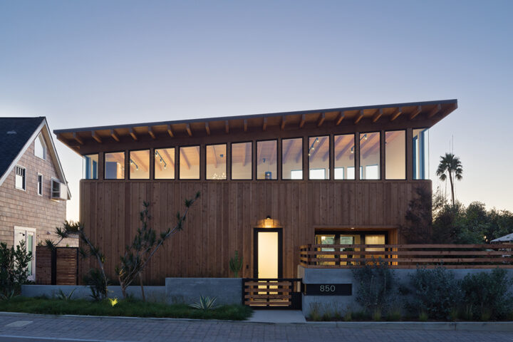 Like a lantern, the Cornish residence emits a warm glow come evening